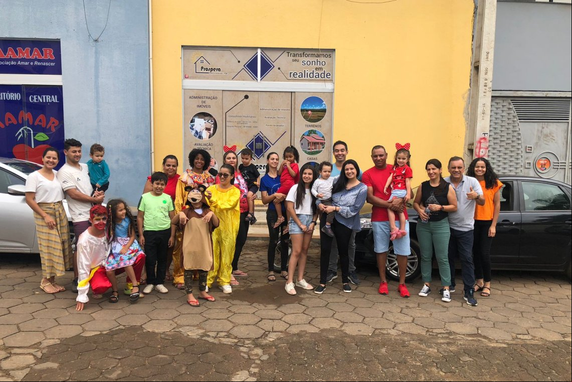 Grupo de jovens da AAMAR e UDV alegram crianças com ação solidária em Itamarandiba