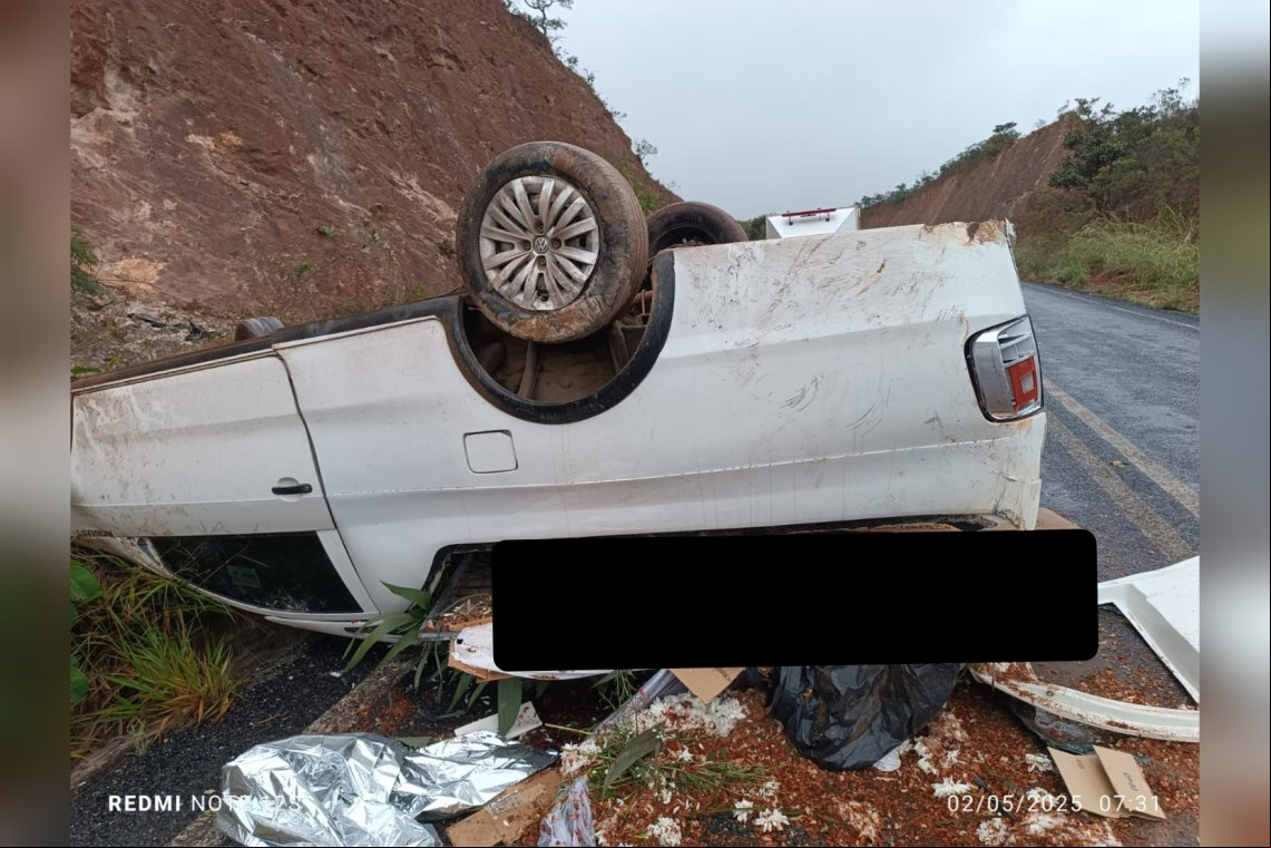 Carro de funerária capota na BR-367 durante translado de corpo entre Belo Horizonte e Itamarandiba